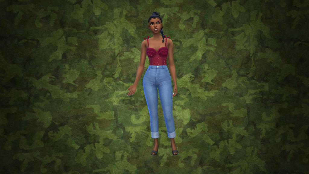 Un sim en jean taille haute bleu et un body corset rouge avec les cheveux tressés. Ce sim se tient sur un fond d'écran CAS pour Les Sims 4 qui est entièrement camouflage