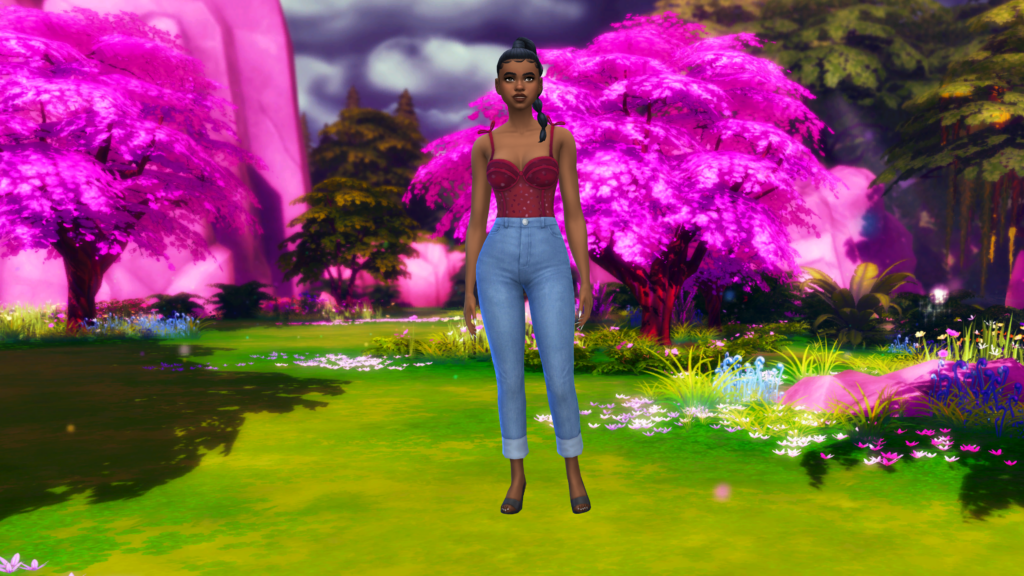 Un sim avec un jean taille haute bleu et un body corset rouge, les cheveux tressés. Derrière ce sim se trouve une image du monde de Sylvan Glade dans les Sims 4.