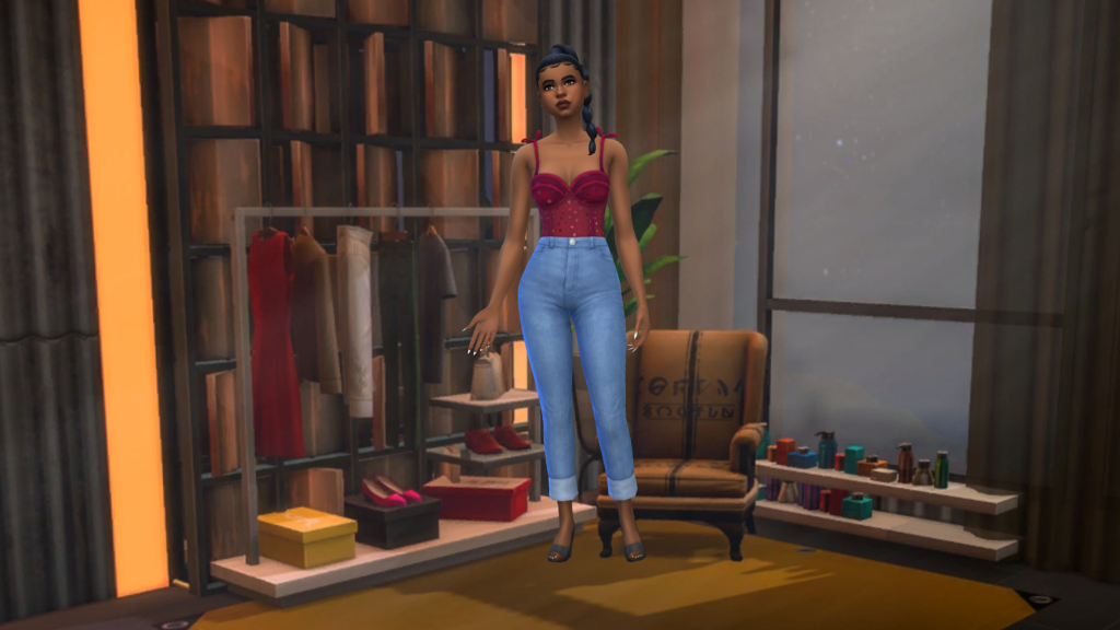 Un sim en jeans taille haute bleus et un body corset rouge avec les cheveux tressés. Ce sim se tient dans une pièce de style industriel avec une petite chaise et un porte-vêtements.