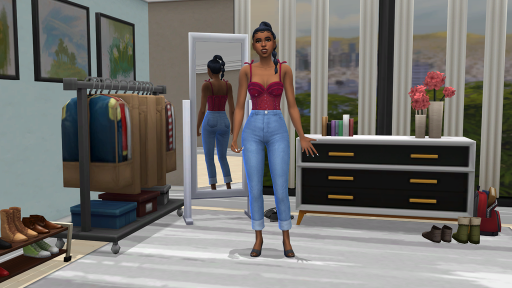 Un sim en jeans taille haute bleu et un body corset rouge avec les cheveux tressés. Ce sim se tient dans une chambre où se trouvent un miroir, une commode et un porte-vêtements.