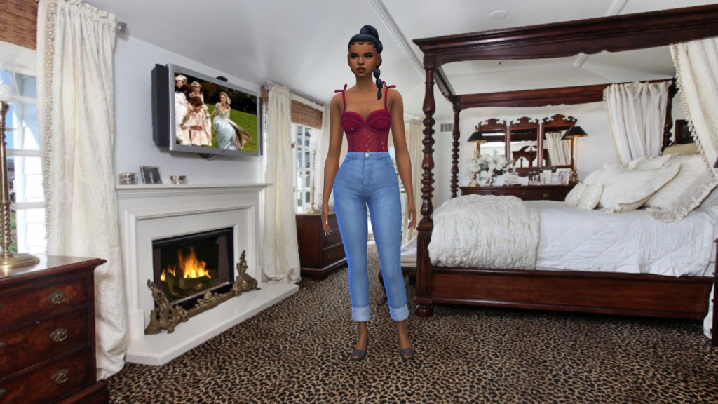 Un sim en jeans taille haute bleus et un body corset rouge avec les cheveux tressés. Le sim se tient dans une pièce avec une cheminée et une télévision au-dessus, avec un lit à quatre poteaux.