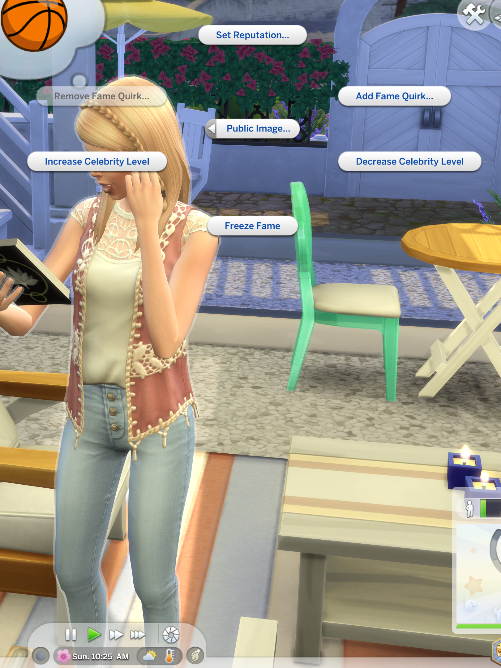 Un Sim debout et lisant un livre avec un menu contextuel au-dessus de son épaule montrant les triches des points de célébrité disponibles dans les Sims 4.