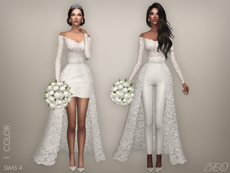 Deux sims portant le même look de mariage, l'un avec une jupe courte, l'autre avec un pantalon. Ils tiennent tous deux de grands bouquets de mariage blancs.