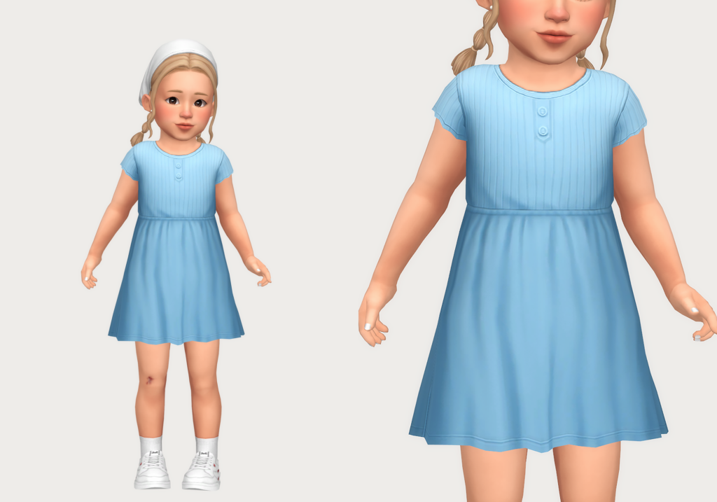 Un bambin des Sims 4 qui a les cheveux blonds en couettes avec un bandana blanc. Pour les vêtements, il porte une robe bleue d'un bleu ciel clair avec des baskets blanches et des chaussettes blanches.