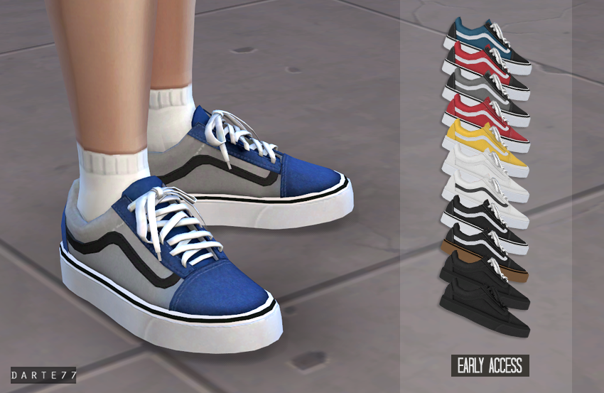 Une paire de jambes avec une paire de baskets Vans bleues nouées avec des chaussettes blanches