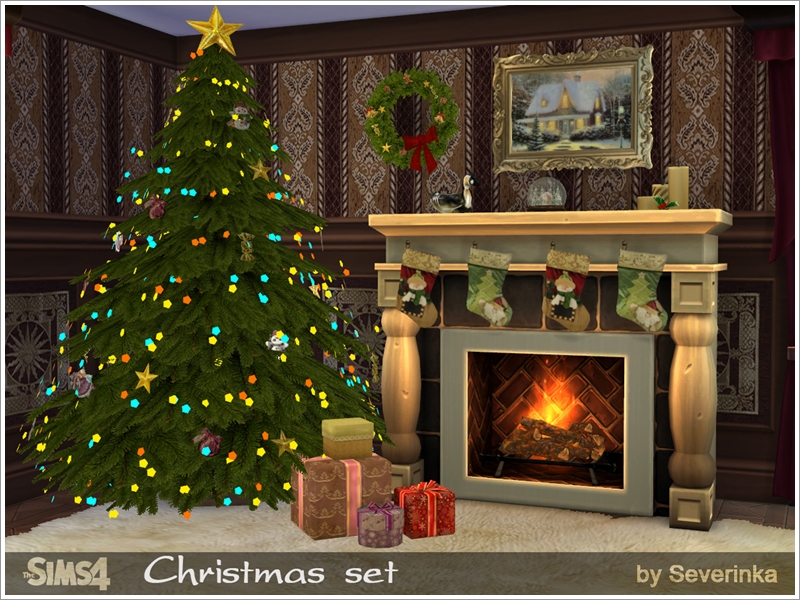 Une cheminée avec des chaussettes qui pendent au-dessus d'un feu brûlant. Un grand sapin de Noël vert foncé avec des lumières orange, jaunes et bleues.