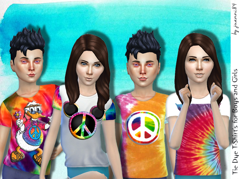 Quatre sims portant des T-shirts de différents types de tie dye, y compris des signes de paix et des oreilles de Mickey