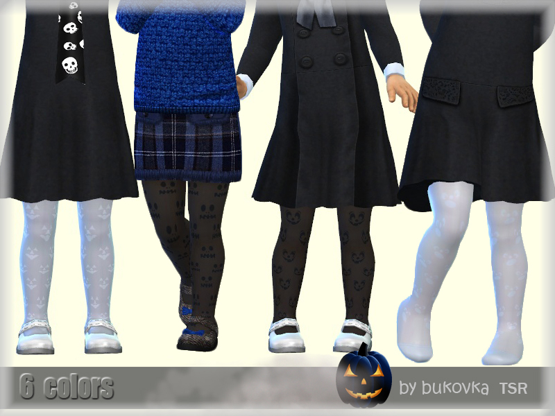 Quatre corps (les têtes sont coupées sur l'image) portant différentes robes, ils portent tous des chaussures blanches simples et des collants d'Halloween.