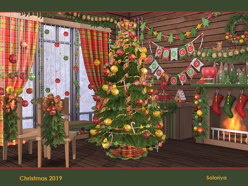 Une pièce de Noël entièrement décorée avec des guirlandes, des bannières, un sapin, une cheminée et des chaises entièrement décorées de lumières
