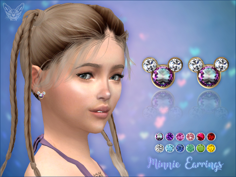 Une Sim avec les cheveux attachés en tresses hautes et portant une paire de boucles d'oreilles à clous avec trois pierres précieuses en forme de Minnie ou Mickey Mouse.