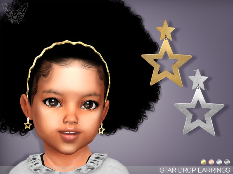 Un Sim avec ses cheveux bouclés naturels et ses bordures lissées. Il porte un bandeau zigzag doré pour les reculer. Il porte également une paire de boucles d'oreilles Star Drop.