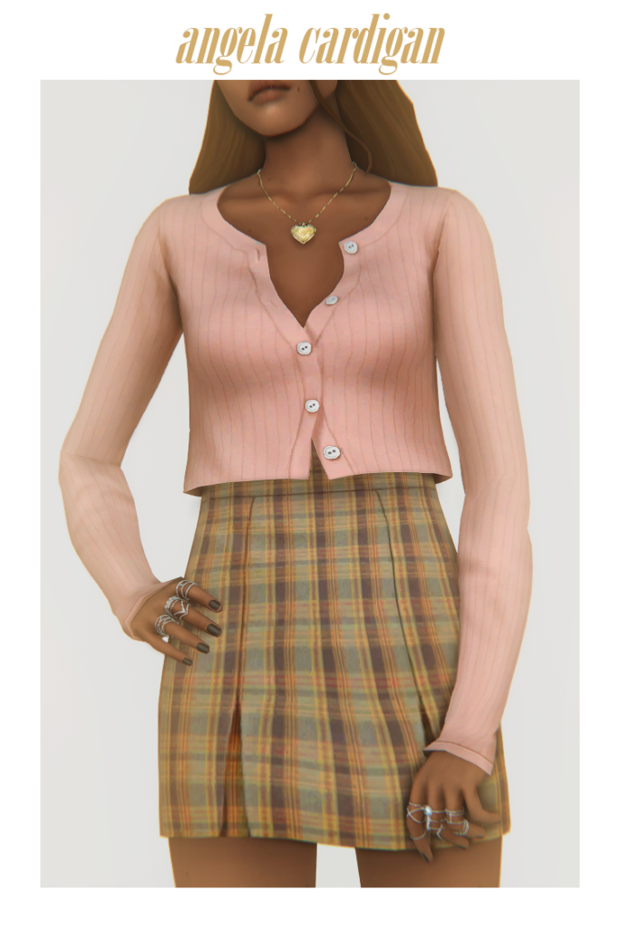 Un joli cardigan court de couleur rose pâle avec seulement les deux boutons du milieu attachés. Il a des manches longues et le sim le porte avec une jupe à carreaux.