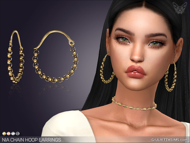 Un Sim avec des cheveux longs brun foncé et des yeux verts. Ils portent beaucoup de brillant à lèvres et un collier en or. Ils portent une paire de boucles d'oreilles Sims 4 CC qui sont en or terne avec des boules et des chaînes.