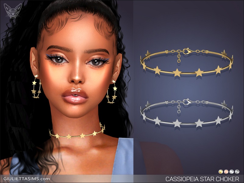 Un sim aux yeux marron foncé et aux cheveux noirs bouclés avec un fard à paupières bleu. Il porte un collier constitué d'une barre métallique droite avec des étoiles. 