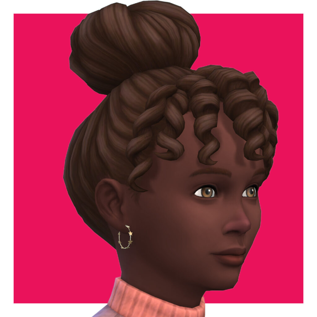 Un Sim avec les cheveux attachés en chignon et les mèches bouclées, ses boucles d'oreilles sont des simples anneaux avec des étoiles qui les entourent.