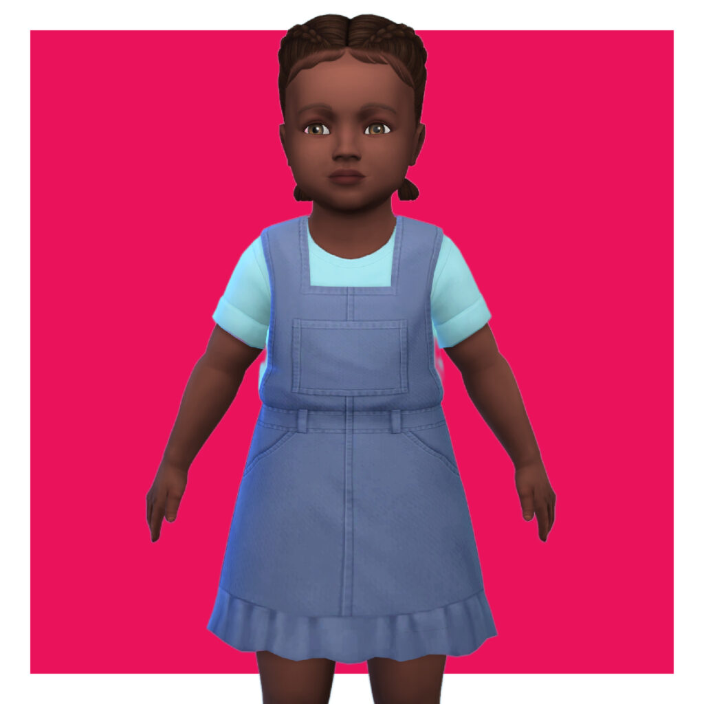 Un tout-petit des Sims 4 sur un fond rose vif. Ce sim a les cheveux bruns et porte un t-shirt bleu clair sous une robe salopette.