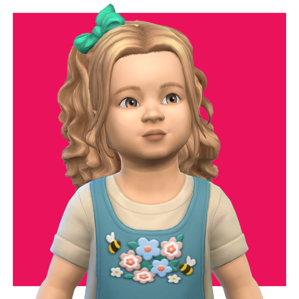Un tout-petit dans Les Sims 4 sur un fond rose. Ce sim a une coiffure blonde bouclée avec un nœud bleu-vert et porte un tee-shirt taupe avec une robe bleue par-dessus.