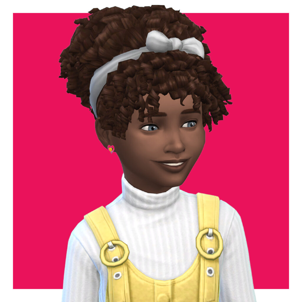 Un enfant dans Les Sims 4 sur un fond rose. Ce sim a ses cheveux bouclés naturels en chignon maintenu par un nœud blanc. Il porte un haut blanc à côtes avec une salopette jaune par-dessus.
