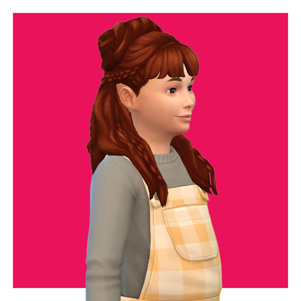 Un enfant dans Les Sims 4 sur un fond rose. Ce sim porte un pull gris avec une salopette jaune à carreaux par-dessus. Les cheveux cc de ce sim sont longs, avec la moitié derrière et l'autre moitié devant. Il y a un chignon semi-haut et des tresses.