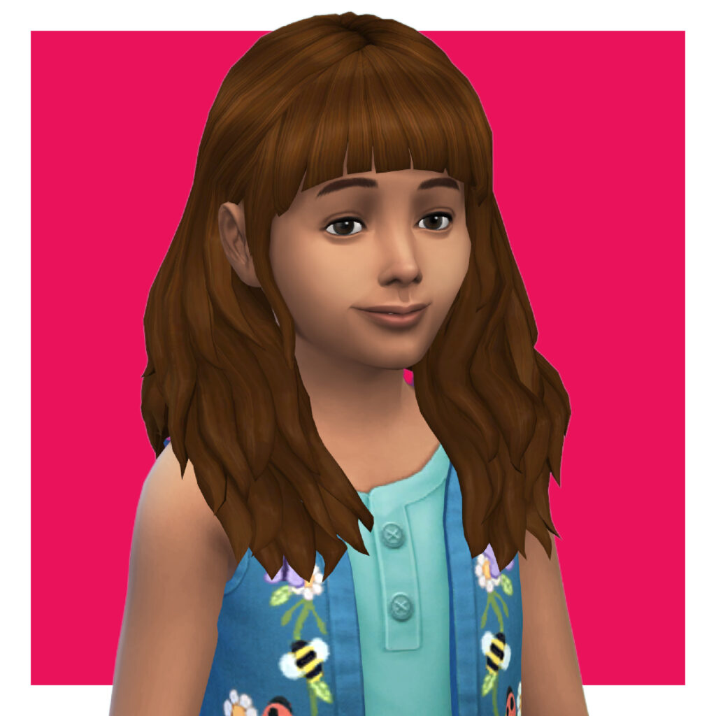Un enfant dans Les Sims 4 sur un fond rose. Ce sim porte une robe bleue avec un gilet en jean couvert de patchs, ses cheveux personnalisés sont de longueur moyenne, avec les oreilles exposées et des franges encadrant le visage.