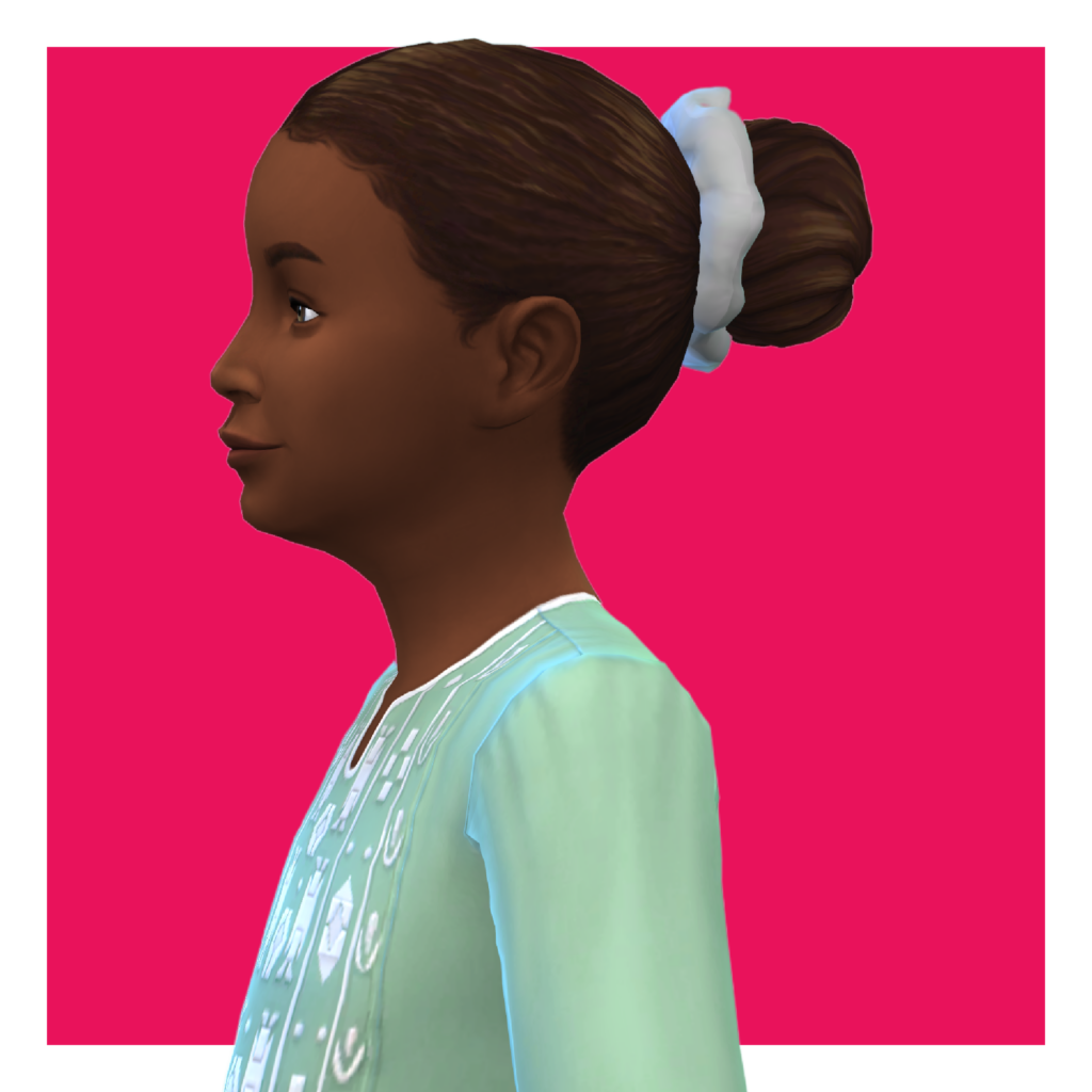Un personnage sur un fond rose vif agrandi pour mettre en valeur sa coiffure. Ce sim regarde vers la gauche et porte un t-shirt vert clair. Ses cheveux sont complètement tirés en arrière dans un chignon avec un scrunchie.