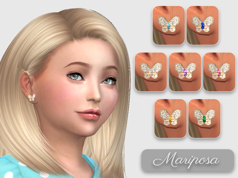 Un Sim aux cheveux blonds séparés sur le côté, une partie de ses cheveux est rabattue derrière son oreille. Il porte une petite boucle d'oreille en forme de papillon.