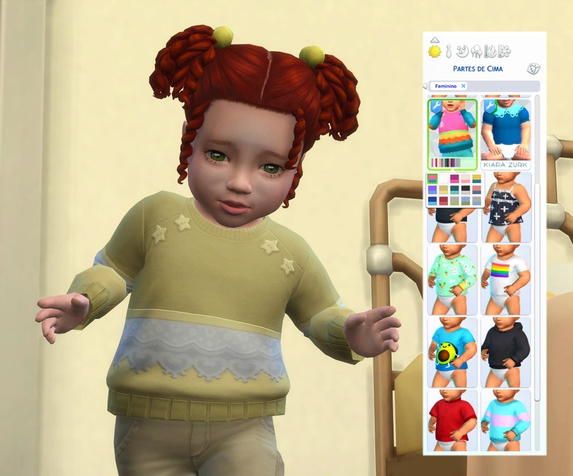 Un nourrisson aux cheveux roux des Sims 4 portant un pull jaune avec de la dentelle.