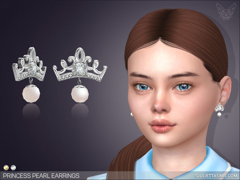 Une sim aux cheveux bruns et aux yeux bleus portant des boucles d'oreilles en forme de couronne avec une perle pendante.