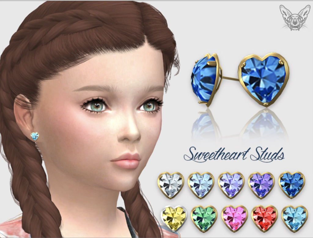 Un sim portant une paire de boucles d'oreilles en forme de cœur avec une bordure en or.