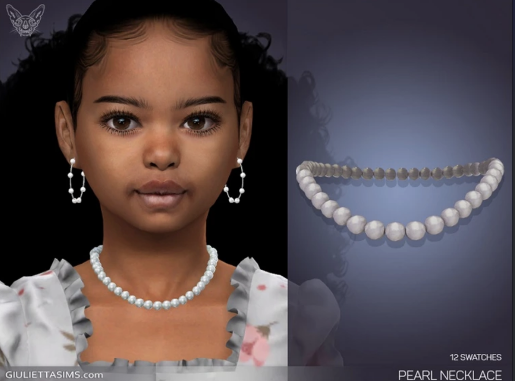 Un sim aux cheveux noirs bouclés et aux yeux marron portant un collier de perles avec un haut à encolure carrée.