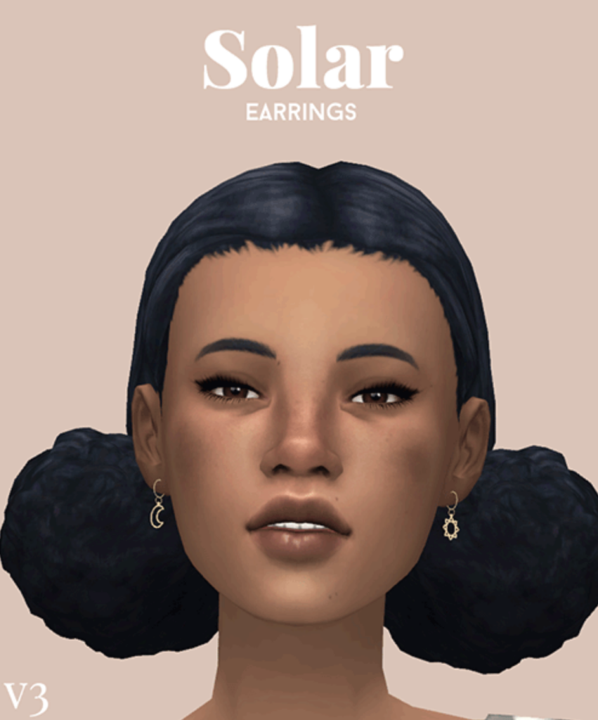 Un Sim avec les cheveux noirs dans deux grandes tresses basses. Ils portent de petites boucles d'oreilles en forme de soleil et de lune.