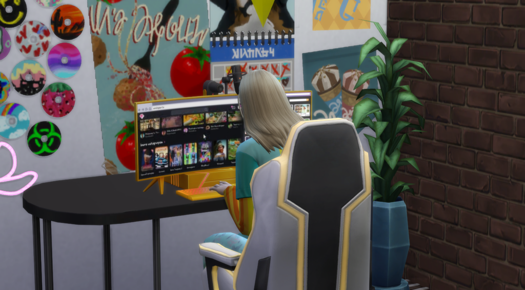 Un sim assis devant un ordinateur dans Les Sims 4 en train de travailler sur la compétence entrepreneur
