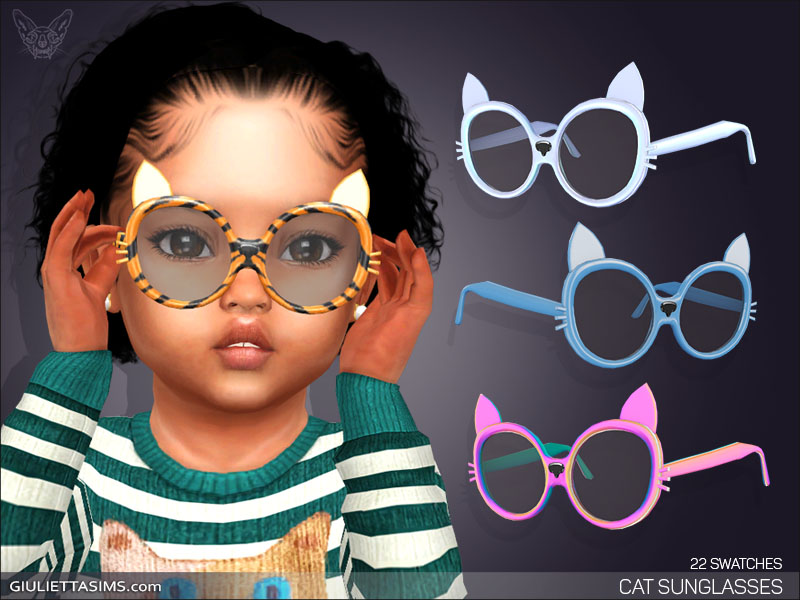 Un sim aux cheveux bouclés foncés et aux contours posés portant un pull rayé vert et blanc. Ils tiennent une paire de lunettes de soleil pour chat ou tigre inspirées de Sims 4 sur leur tête.