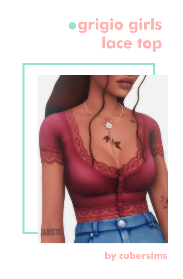 Un sim avec des tatouages sur la poitrine et les bras, portant un magnifique t-shirt en dentelle magenta avec un jean et un collier de marguerite.
