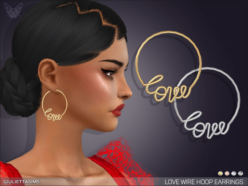 Un Sim avec ses cheveux noirs attachés en chignon et regardant sur le côté. Il porte un ensemble de boucles d'oreilles de mariage Sims 4 CC qui sont de grandes boucles d'oreilles avec le mot love en cursif.