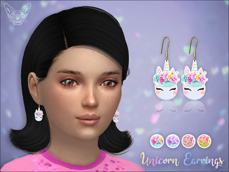 Un sim aux cheveux noirs portant une paire de boucles d'oreilles pendantes avec des licornes dessus.