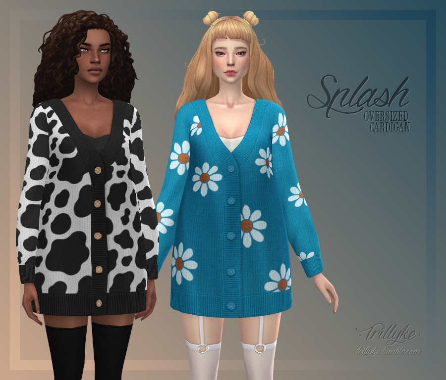 Deux sims se tenant dans différentes positions simples, portant des cardigans longs et amples, pratiquement une robe, avec un motif vache et un motif fleur souriante.