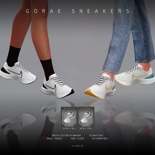Une paire de jambes sans pantalon et une paire de jambes avec un jean, toutes deux portant une paire de sneakers à thème Nike avec des lacets blancs