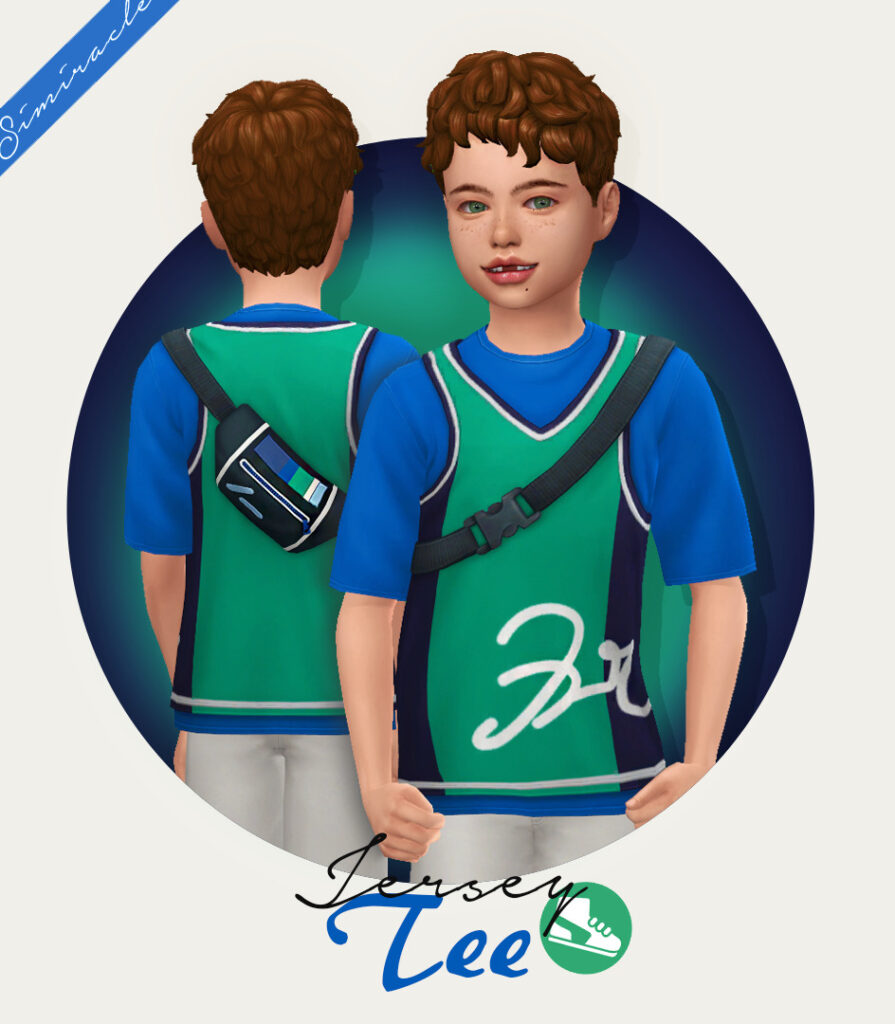 Un personnage masculin des Sims 4 avec des cheveux bruns bouclés portant un t-shirt bleu avec un maillot de jersey bleu-vert par-dessus, il porte également un sac banane
