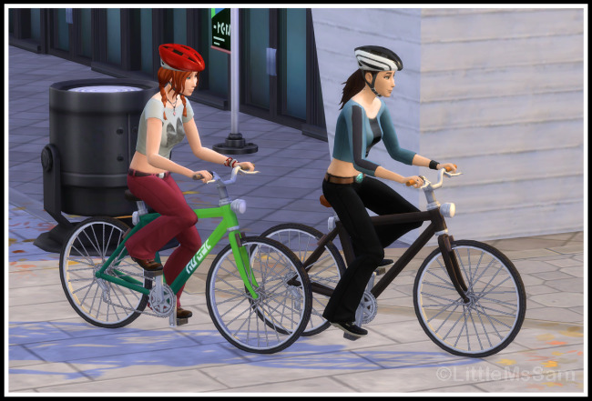 deux sims qui font du vélo, l'un sur un vélo vert avec un pantalon rouge, une chemise blanche et un casque rouge, et l'autre sur un vélo noir avec un pantalon noir, une chemise bleue et un casque rayé noir et blanc