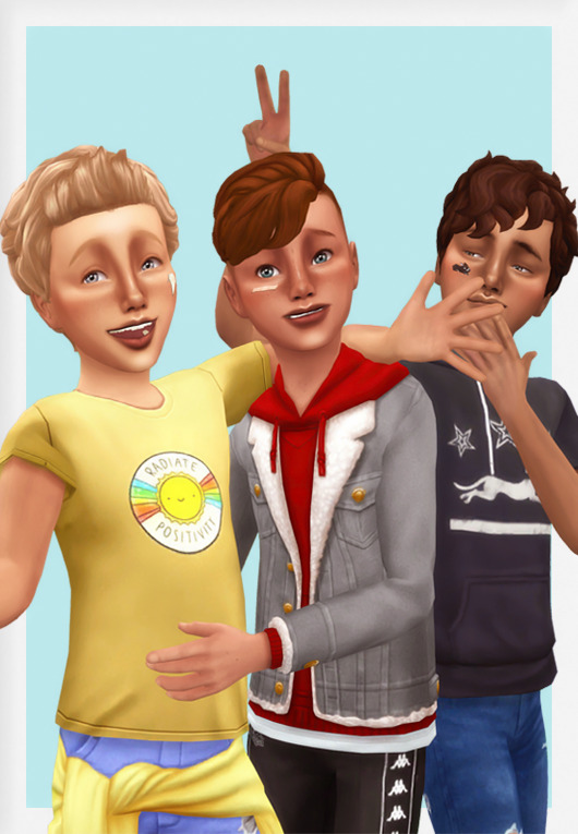 Trois enfants dans Les Sims 4 qui s'amusent avec des oreilles de lapin et des expressions amusantes. Ils ont tous des cheveux personnalisés et des t-shirts graphiques amusants.