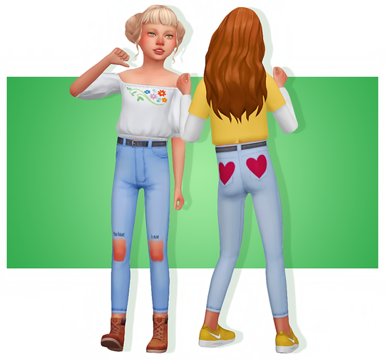 Deux sims debout en jeans. Les jeans ont des genoux déchirés et des cœurs sur les poches arrière.