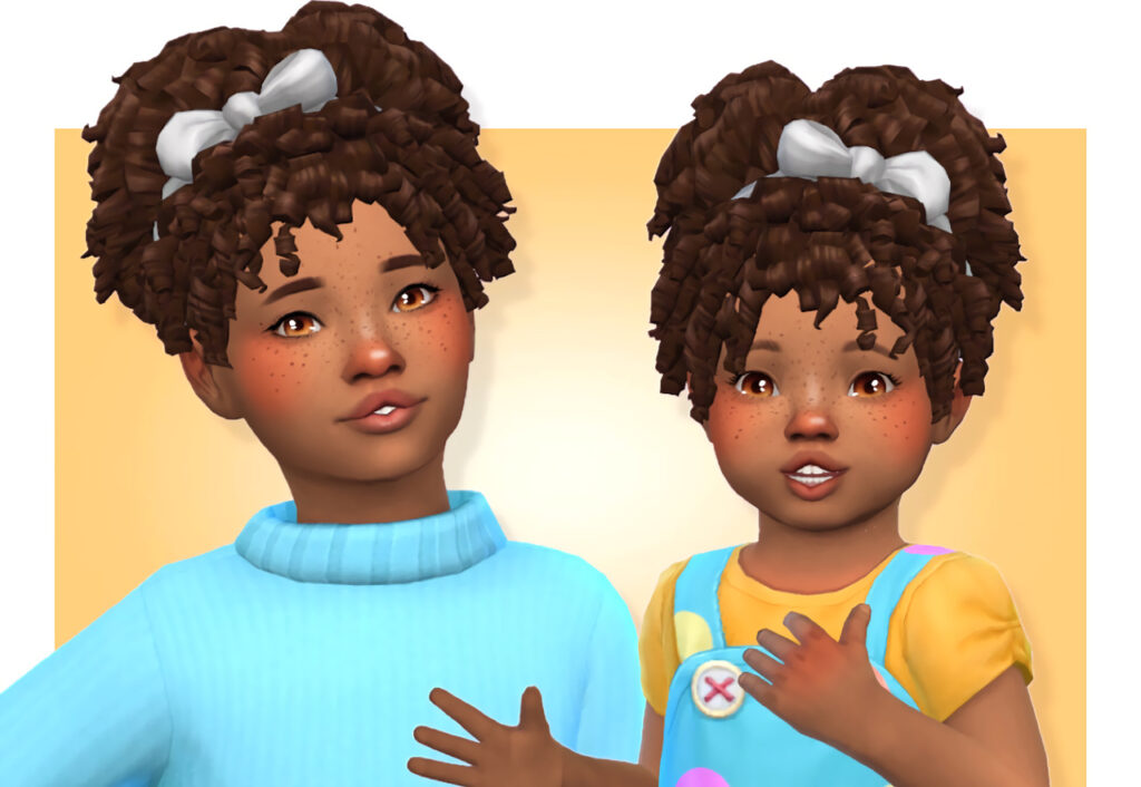 Deux sims, un enfant et un bambin avec une coiffure bouclée relevée