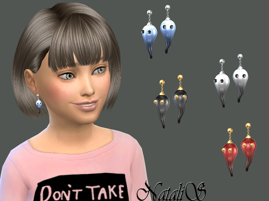 Un Sim avec des cheveux brun très clair avec des franges et des yeux bleus, ce Sim porte une paire de boucles d'oreilles Halloween CC dans les Sims 4