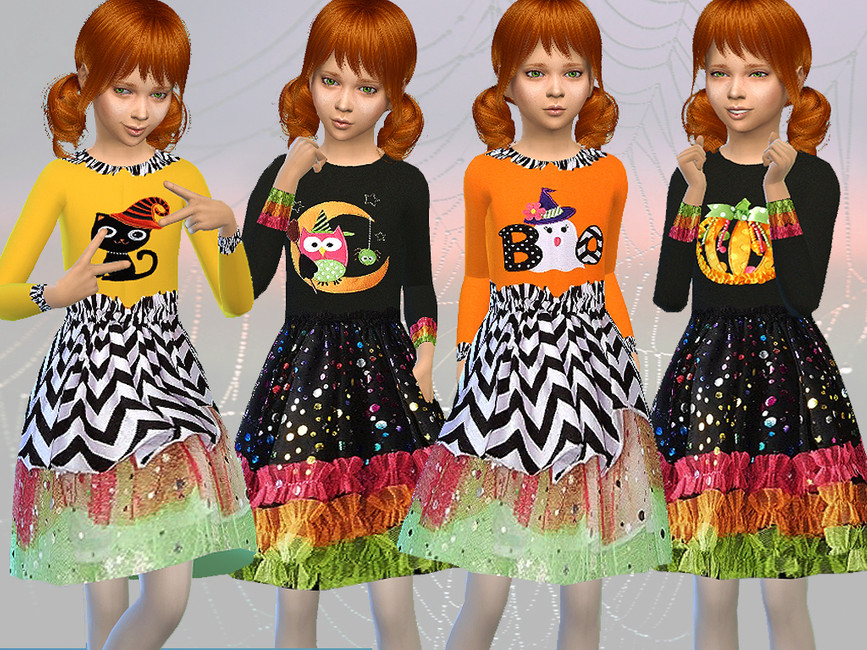 La même sim rousse 4 fois, elle porte une robe d'Halloween en dentelle et paillettes avec des manches longues et des motifs amusants sur la poitrine.