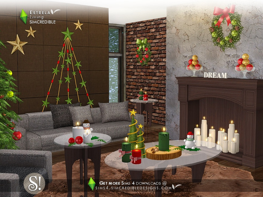 Une pièce dans Les Sims 4 avec une cheminée brune remplie de bougies, un mur en briques et un autre mur brun. Il y a un canapé gris avec des coussins et deux tables en verre avec une décoration de Noël dessus.