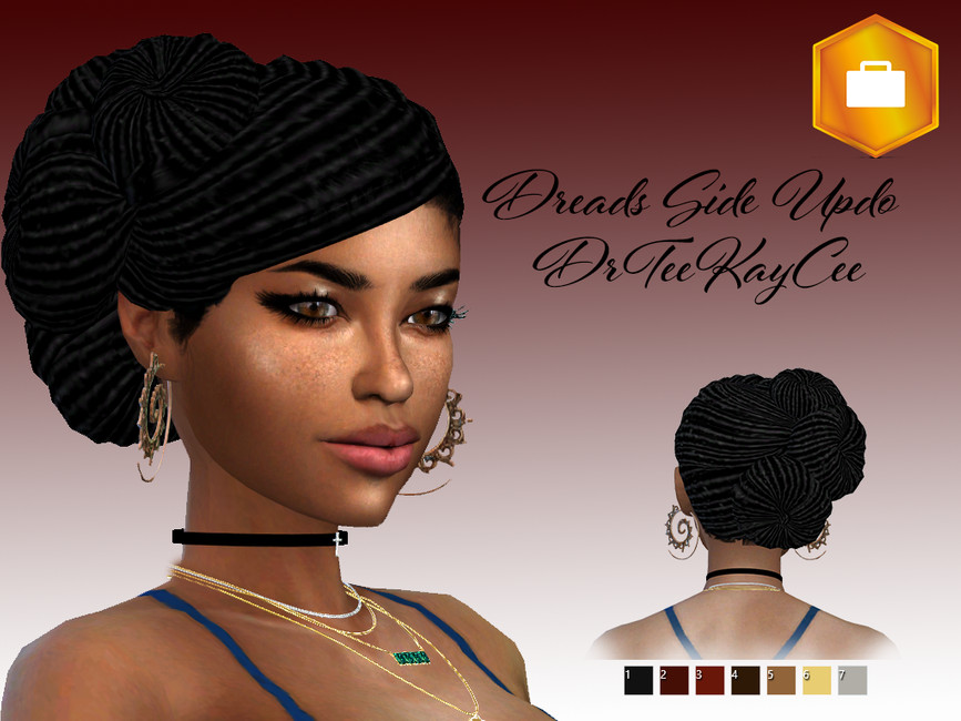 Un sim portant un débardeur bleu, un collier ras du cou noir et un collier en or et émeraude. Ils ont une coiffure de dreads en chignon sur le côté.