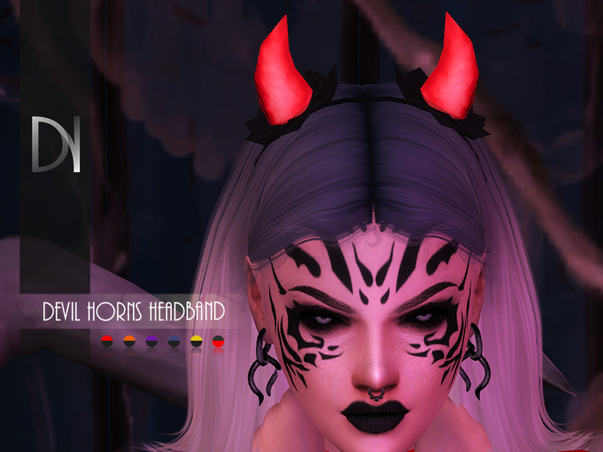 Un sim avec un maquillage de visage d'Halloween regardant vers le sol. Il porte une paire de cornes d'accessoires d'Halloween pour Les Sims 4 qui le font ressembler à un diable
