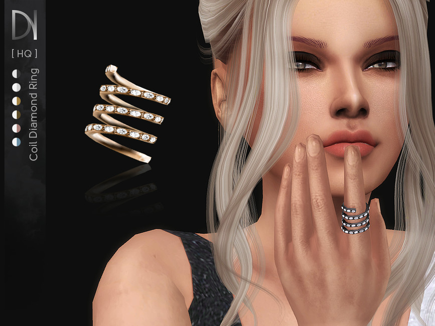 Un sim aux cheveux blonds et portant un haut noir pailleté avec une bague à son doigt.