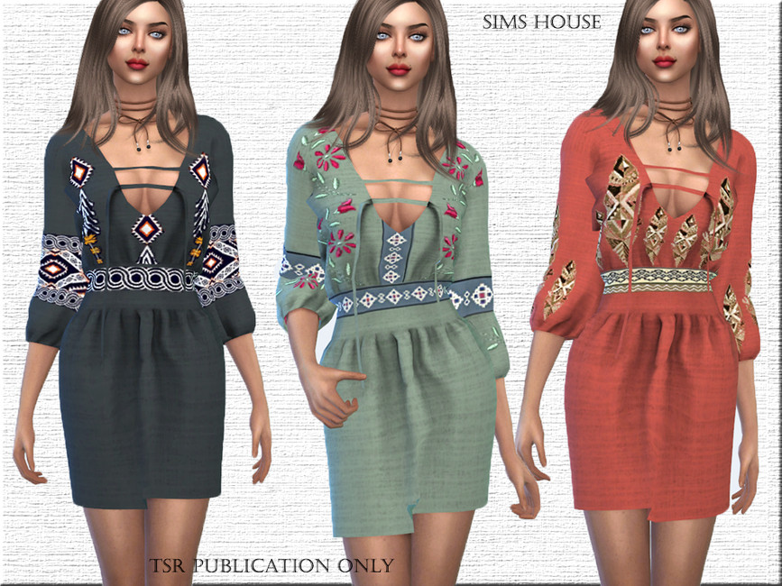 Le même personnage des Sims 4 trois fois, ce Sim a les cheveux blonds sales et porte un collier ras du cou. Il porte une robe à manches longues avec des éléments de design boho qui mettent en valeur la poitrine du Sim.